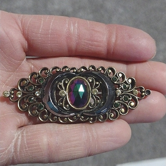 1928 JEWELRY CO. BROOCH RAINBOW AND GREEN RHINESTONE FILIGREE BACKING 3" - Picture 7 of 10